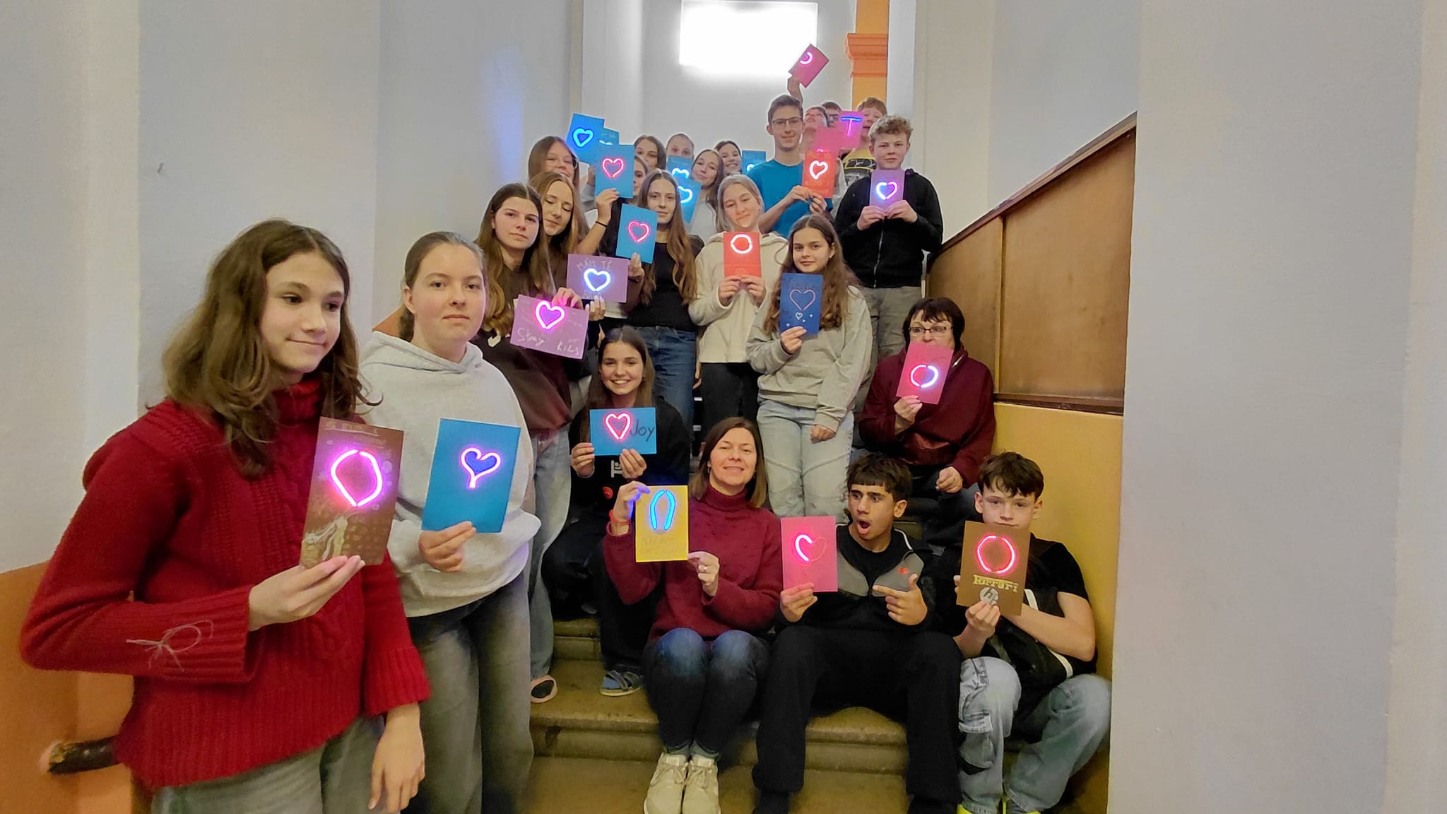 Když fyzika zazáří: Žáci 8. B propojili elektřinu s uměním